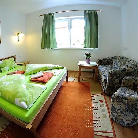 ゲストハウス Apartmanovy Dom Martha A Domcek Martuska